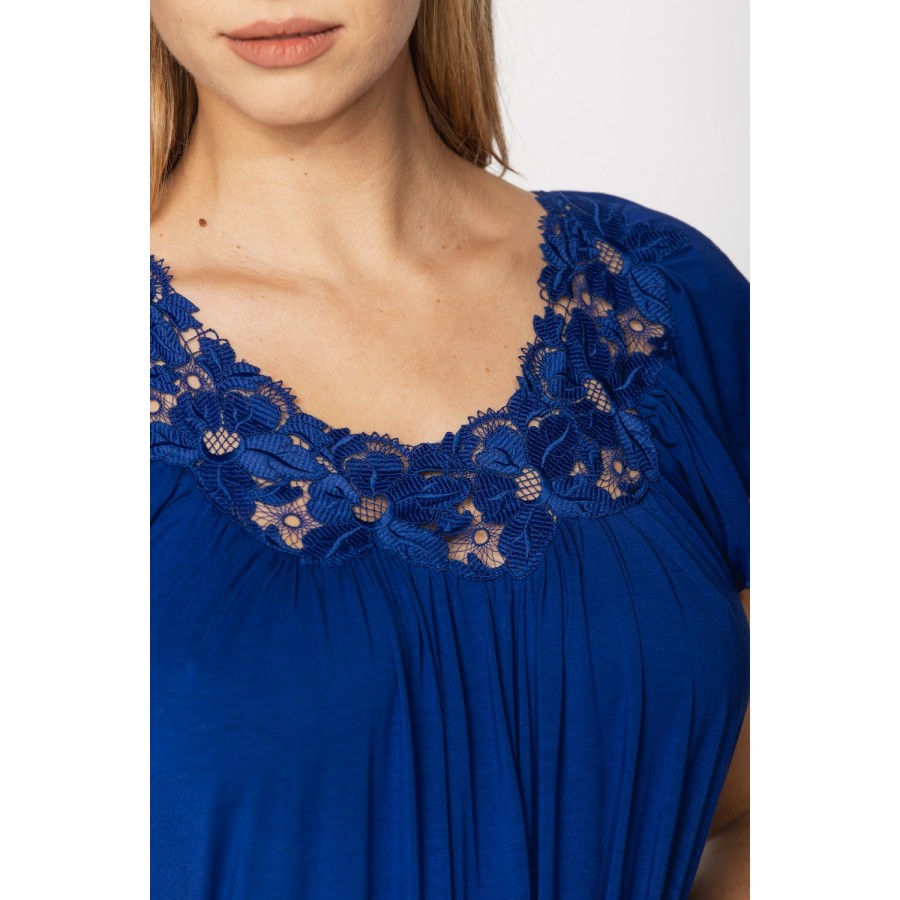 Caída del camisón largo azul sobre el cuerpo